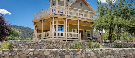 Pine Mountain Club Vacation Rental | 3BR | 2.5BA | 2,100 Sq Ft | Stairs Required