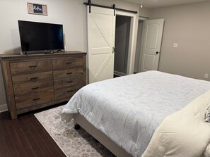 Master, king bed