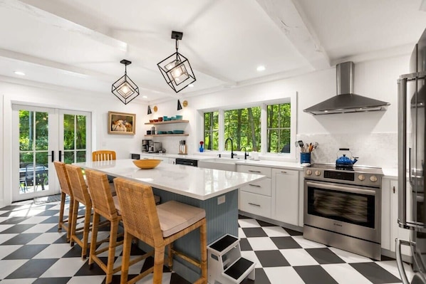 Newly renovated, fully-equipped kitchen