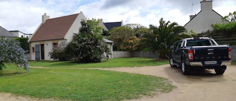 maison individuelle au fond de la propriété , parking privé .
