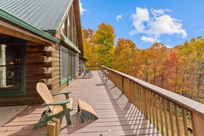 Relax on the deck and be captivated by the surrounding mountain views and the symphony of birdsong!