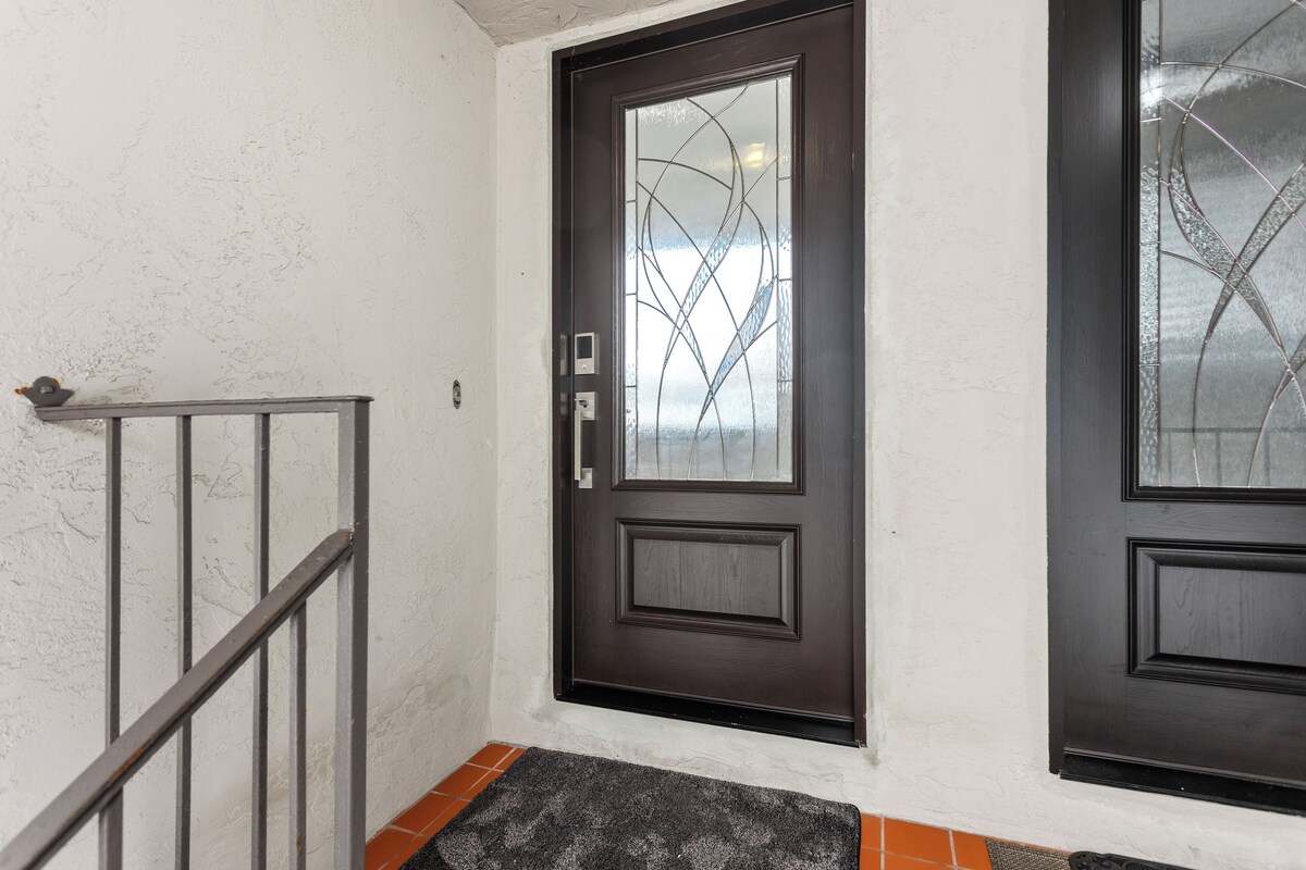 Pacific Bliss – Contemporary Ocean View Townhome with A/C near Pool, Beach