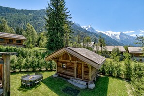 Peaceful garden with mazot (small chalet), with hot tub and sauna