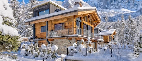 Chalet Red Fox with impressive mountain backdrop