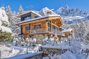 Chalet Red Fox with impressive mountain backdrop