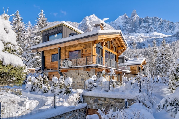 Chalet Red Fox with impressive mountain backdrop