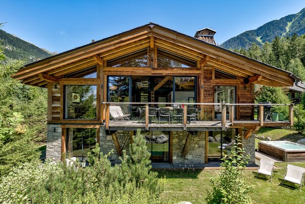 Chalet Black Stone