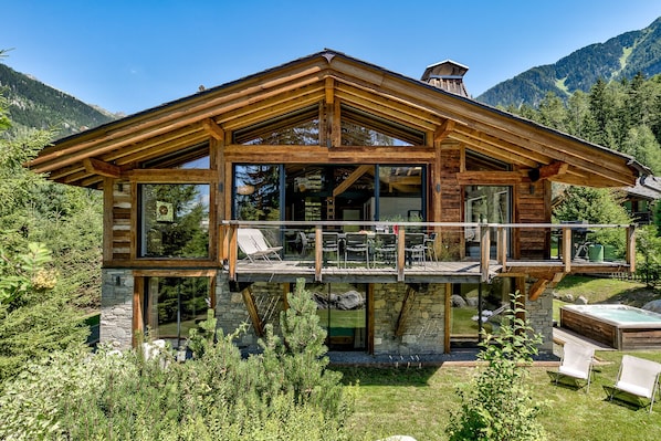 Chalet Black Stone