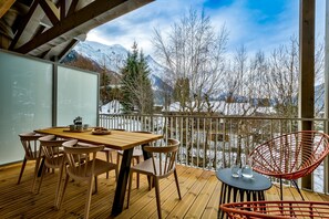 Outside dining furniture for meals al fresco 