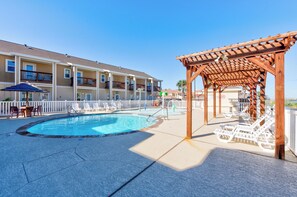 Lounge back and allow the kids to enjoy the dump buckets and water features