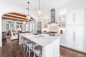 Seating for 4 at the kitchen island