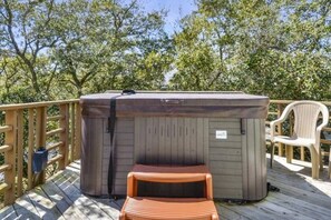 Hot Tub Seats 6 / Open to Night Sky!