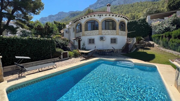 casa y piscina