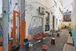 Immerse yourself in Melbourne city laneway culture. It's at your doorstep.