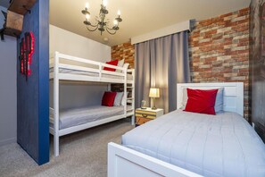 2nd Floor Harry Potter Room (1 Bunk Bed + 1 Twin Bed) / Sleeps 3