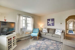 Living Room | Queen Sleeper Sofa | Smart TV | Free WiFi