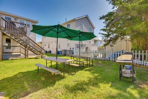 Shared Backyard | Gas Grills | 1 Dog Allowed (No Fee)