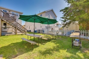 Shared Backyard | Gas Grills | 1 Dog Allowed (No Fee)