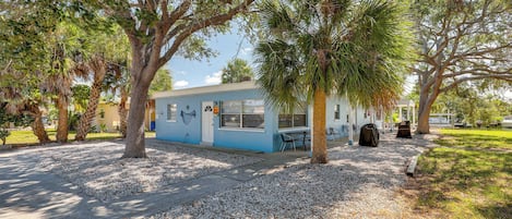 Indian Rocks Beach Vacation Rental | Studio | 1BA | 500 Sq Ft | 1 Step Required