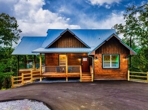 Your Smoky Mountain vacation awaits. Enjoy Evening Primrose's expansive views while being surround by Million Dollar cabins. 