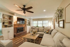 Living Room | Free WiFi | Central A/C | Smart TV