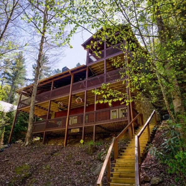 Welcome to the beautiful 3-story cabin on the Toccoa River in the Heart of Aska!