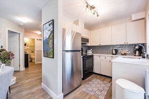 Full kitchen: High-end appliances