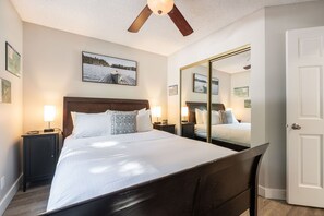 2nd bedroom: Queen bed