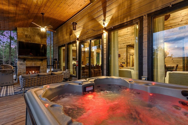 Outdoor spa tub