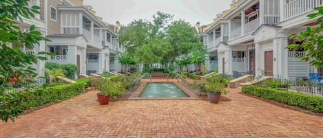 Le Jardin neighborhood courtyard