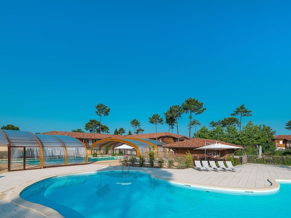 Wasser, Himmel, Pflanze, Schwimmbad, Strandresort, Baum, Gebäude, Freizeit, Eco Hotel, Schatten