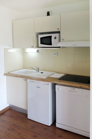Cabinetry, Küchengerät, Gebäude, Countertop, Herd, Haushaltsgerät, Küche, Holz, Interior Design, Major Appliance