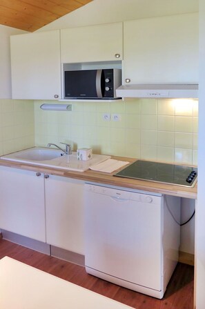 Comptoir, Cabinetry, Evier, Robinet, Évier, Luminaire Plomberie, Meubles, Cuisine, Bâtiment, Cuisinière