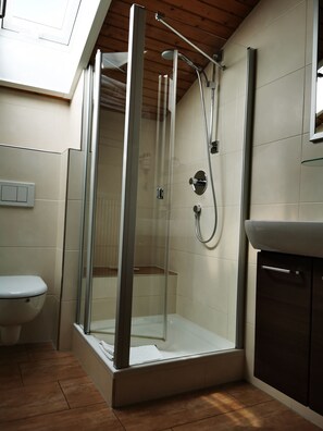 Appartement für maximal 3 Personen, 27 qm-Bad mit Dusche und WC