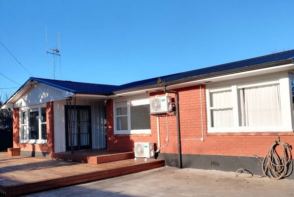 Vista frontal de la propiedad