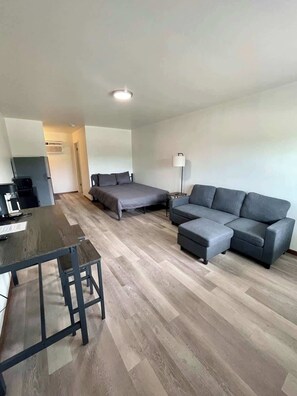 Studio Unit 13 - Queen Bed