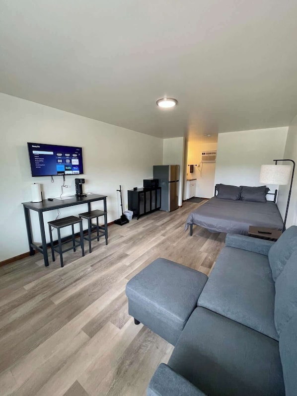 Studio Unit 13