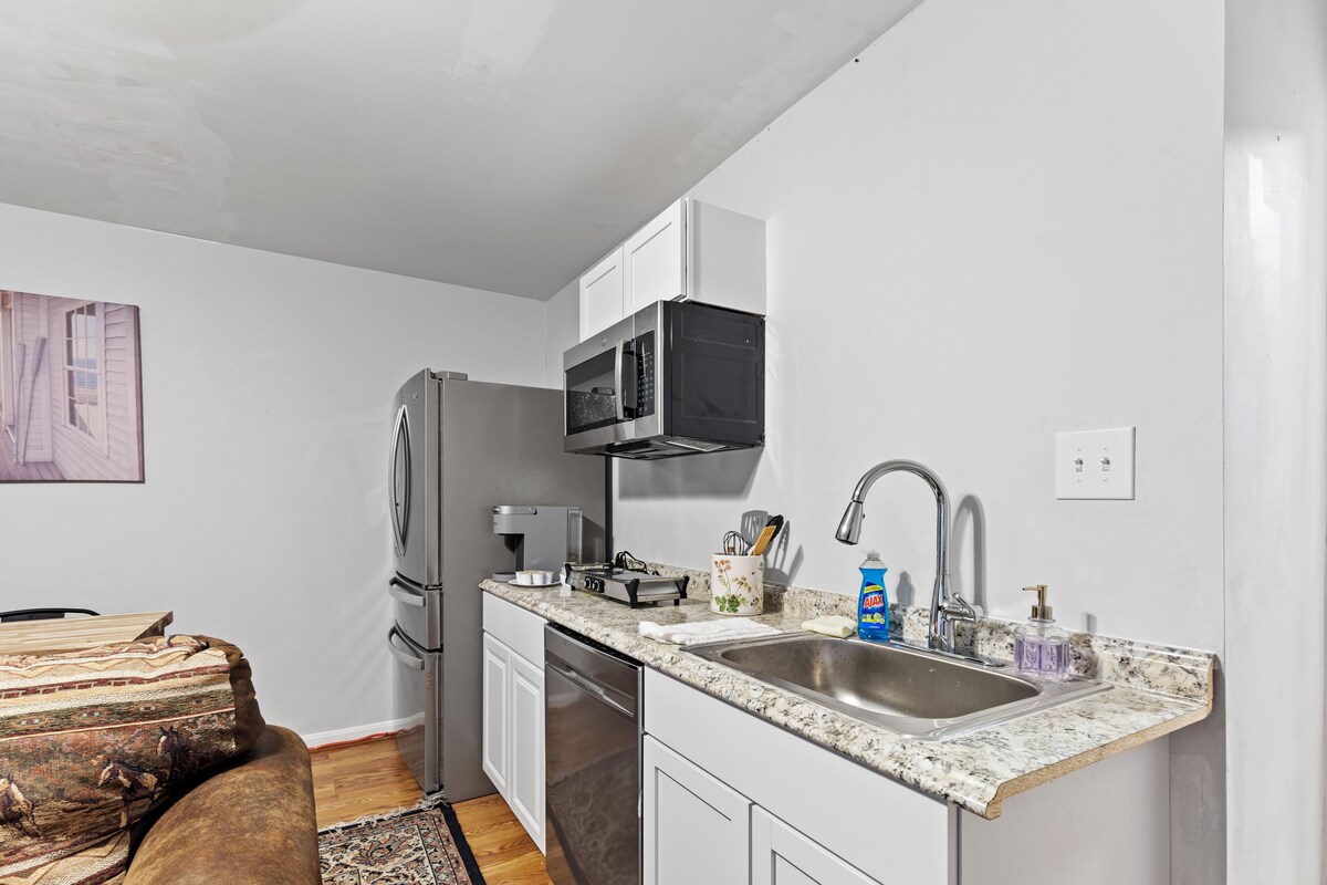 Apartment with garage parking Patio close IAD