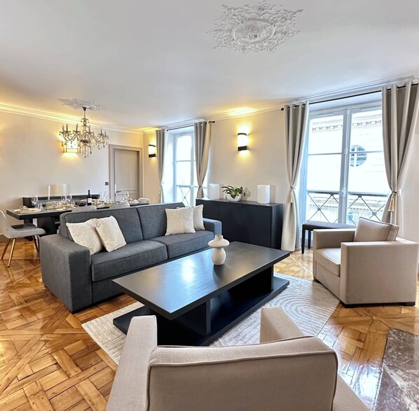 Perfect living room for families and friends, with tv and wifi overlooking the dining area and the kitchen
