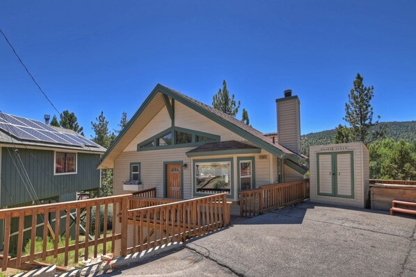 Front of the cabin, parking area and outdoor storage