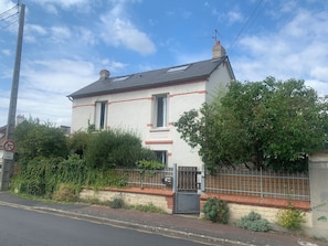 maison sur rue très peu passante et jardin