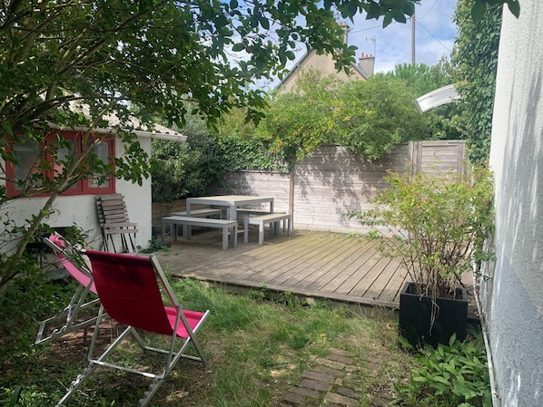 Maison de ville avec petit jardin arboré