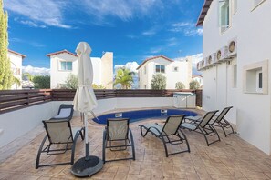 Spacious garden with barbecue, seating area, sun loungers and private pool