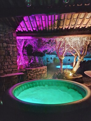 Jacuzzi sous l'abri piscine saison hiver