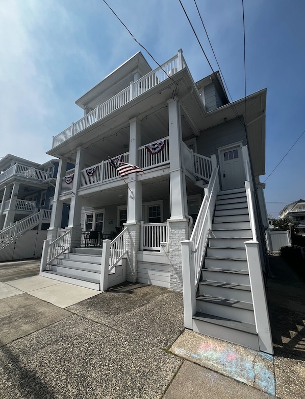 2nd floor unit, go up the stairs and to the left is the porch entrance / gate