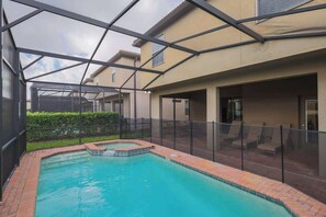 Enjoy this Beautiful pool with you family!