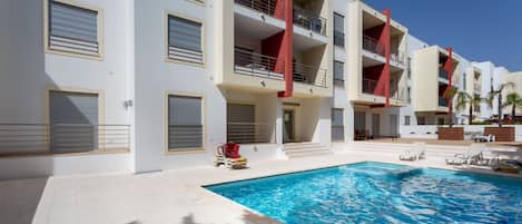 Outdoor pool shared by the building right in front of the balcony
#pool #outdoorpool #relax #enjoy #algarve #portugal