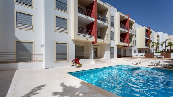 Outdoor pool shared by the building right in front of the balcony
#pool #outdoorpool #relax #enjoy #algarve #portugal