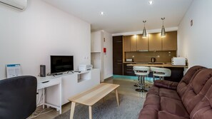 The living room and kitchen in open space provides a lots of space and light.
#livingroom #kitchen #relax #cook #algarve #portugal