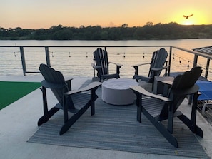 Unwind as you watch the sunset over Lake LBJ from this peaceful seating area. The Adirondack chairs and gas fire pit, create the perfect space for evening conversations or simply soaking in the serene views.